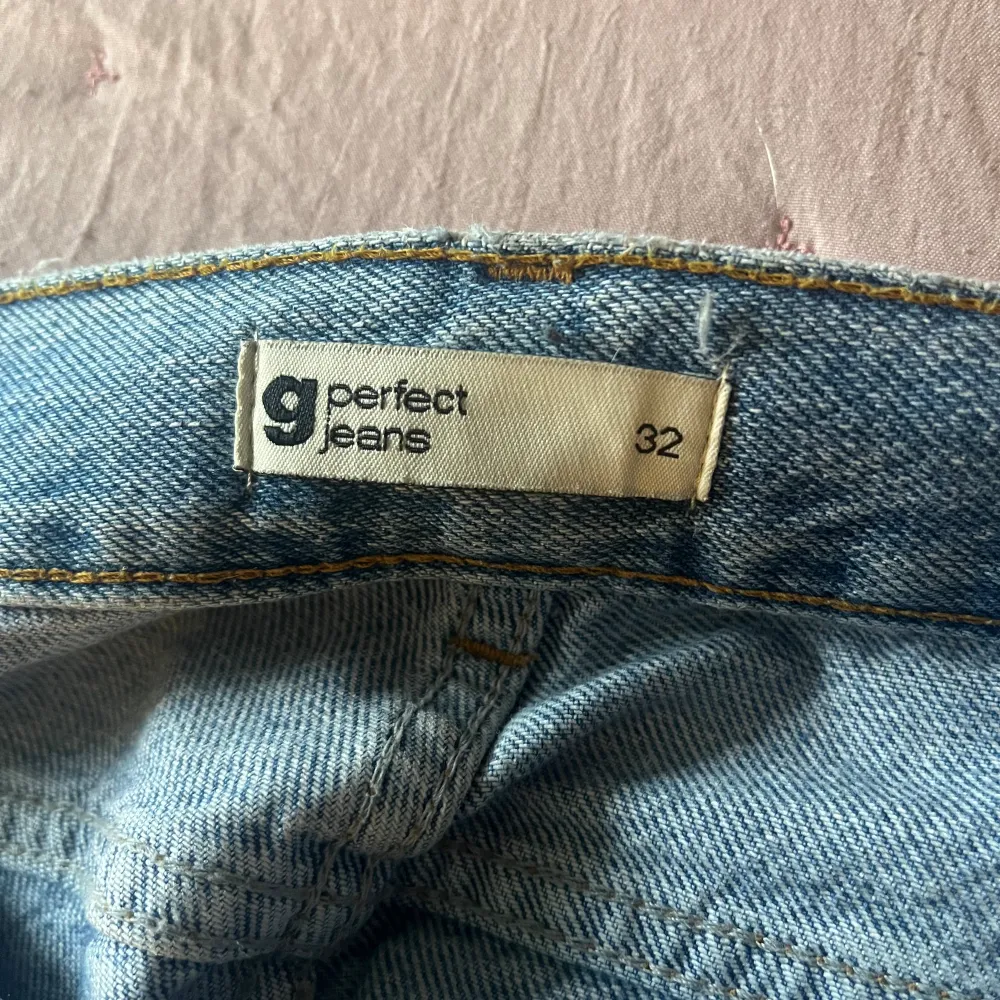 Lågmidjade straight jeans från Ginatricot. Säljer då de är för små. De är i fint skick utan defekter. Storlek 32.. Jeans & Byxor.
