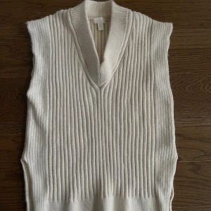 Oversized stickad väst  - Stickad väst från HM🤍 Väldigt fint över en skjorta. 