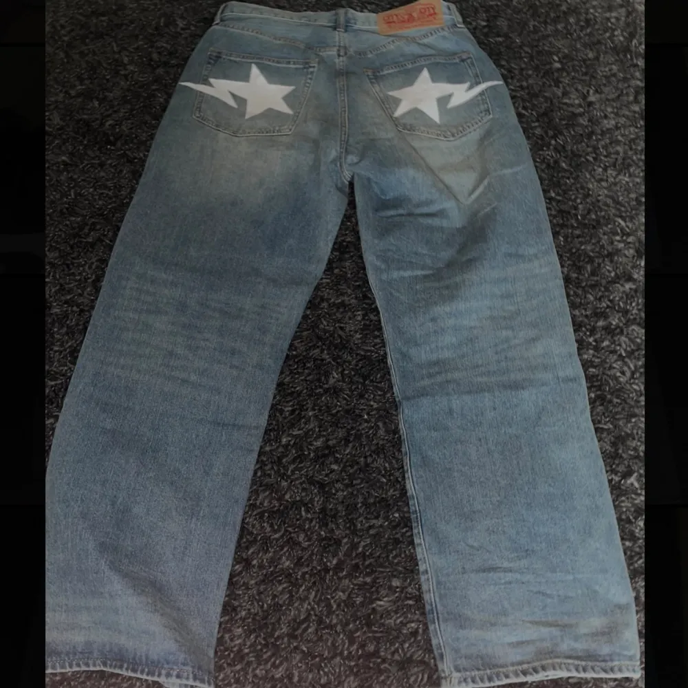 bape jeans storlek 30 men sitter baggy. Dm för frågor. pris kan diskuteras. . Jeans & Byxor.