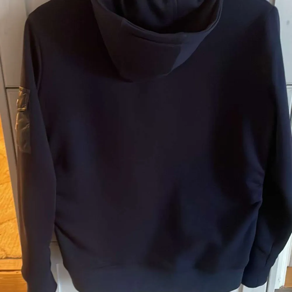 Hej, säljer nu en moncler hybrid cardigan i storlek xs i färgen navy blue. Jag köpte jackan på plick för 9000kr och jag kan tänka mig att sälja den för 5-6 tusen. Jackan e köpt på ni i Göteborg  Skriv för flera frågor eller funderingar . Jackor.