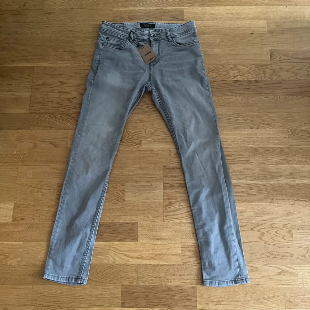 Säljer dessa riktigt snygga gråa smog jeans i 9,5/10 skick  // Storlek 31/32 men ja skulle rekommendera något mindre // jeansens är som sagt i nyskick inga synliga  defekter alls // modellen är 182 o väger 65 o de är lite små // frågor?. Jeans & Byxor.