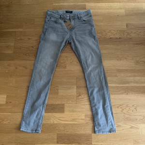 Säljer dessa riktigt snygga gråa smog jeans i 9,5/10 skick  // Storlek 31/32 men ja skulle rekommendera något mindre // jeansens är som sagt i nyskick inga synliga  defekter alls // modellen är 182 o väger 65 o de är lite små // frågor?