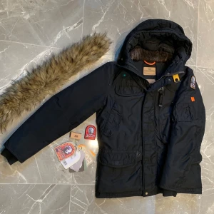 ParaJumper Jacka  - Svart Parajumper-jacka i utmärkt skick! Denna tidlösa jacka är cirka 2 år gammal och ser fortfarande fantastisk ut. Med sin stilrena design och hållbara material är den perfekt för att hålla dig varm och stilfull under kalla dagar. Nypriset ca 9000kr