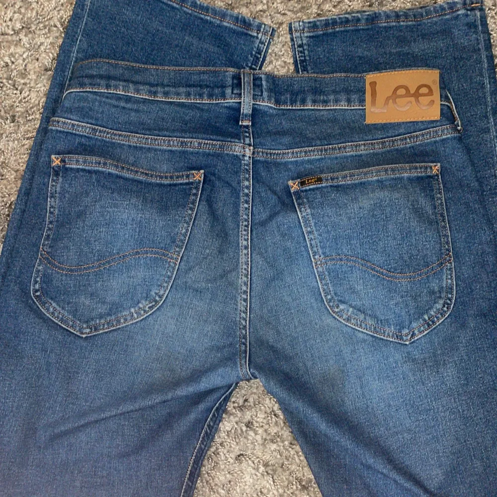 Sjukt snygga lågmidjade jeans i bootcutmodell! Köpt på Jeansuno i Sthlm och säljs pga kommer ej till användning :( Personligen tycker jag byxorna är lite för långa i benen men det rör sig om bara nån cm, innerbenslängden är ca 75 cm och jag är 165 cm. Jeans & Byxor.