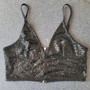 Paljettopp stl XS - Festtopp med paljetter. Dragkedja i ryggen. Devided stl XS. Använd 1 gång. 