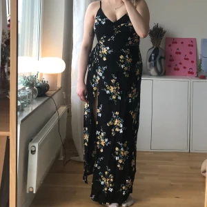 Lång klänning - Lång klänning med omlott! Knappt använd, säljer pga för liten. Axelbanden går att justera! 