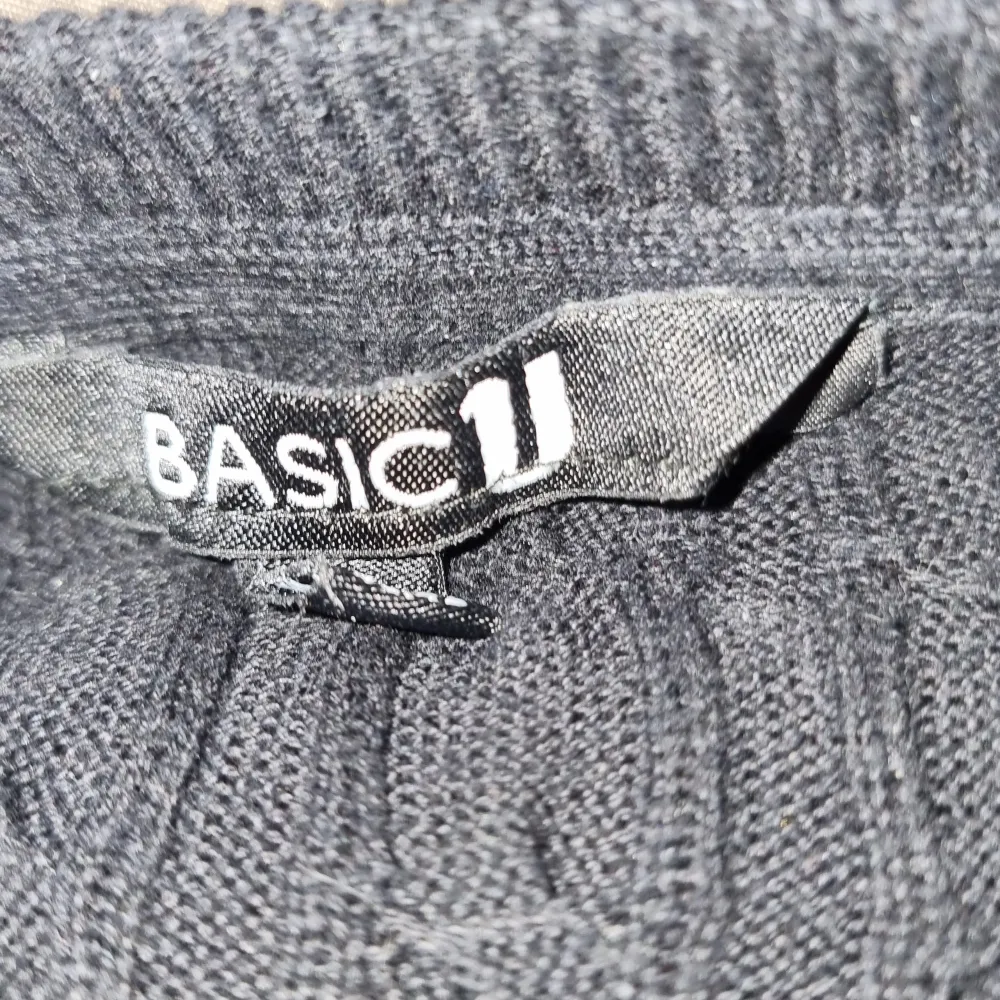 Hej säljer min Basic U tröja som jag alrdig använder, storlek M. . Tröjor & Koftor.