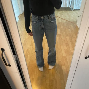 Blåa jeans - Blåa jeans från stradivarius med lite bootcut. De är i fint skick och bara använda några gånger av mig! 