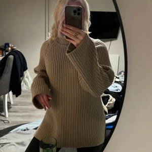 Stickad ribbad polotröja - Jättemysig polotröja från ginatricot, helt oanvänd i storlek S🥰