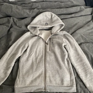 Sail racing zip - Säljer mina sail racing zips för att de har blivit för små för mig 1 för 300 båda för 500 De är i använt skick därav priset