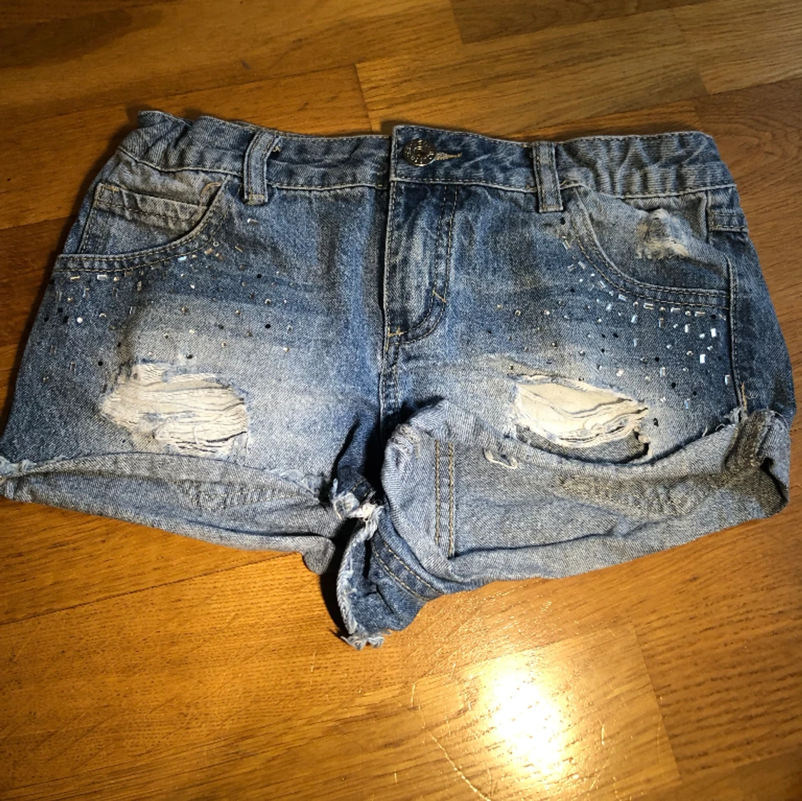 Säljer ett par jeansshorts, ganska korta i länden men väldigt fina.