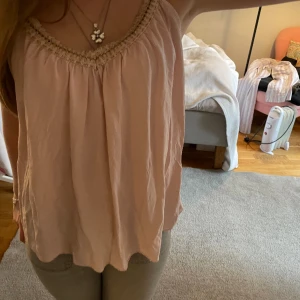 Linne med glitterdetalj - Så snyggt linne med guld/glitter detalj vid kragen. Använd fåtal gånger i bra skick💕