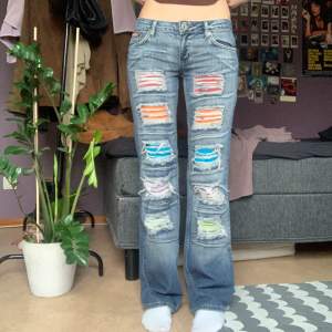 Säljer nu mina ABSOLUTA favorit jeans från Replay! Såå himla snygga, men kommer aldrig till användning😭 De är lågmidjade med slitningar med färgglada lappar på insidan. Passar mig perfekt i längden och de sitter så snyggt på. Skriv för fler bilder!❤️
