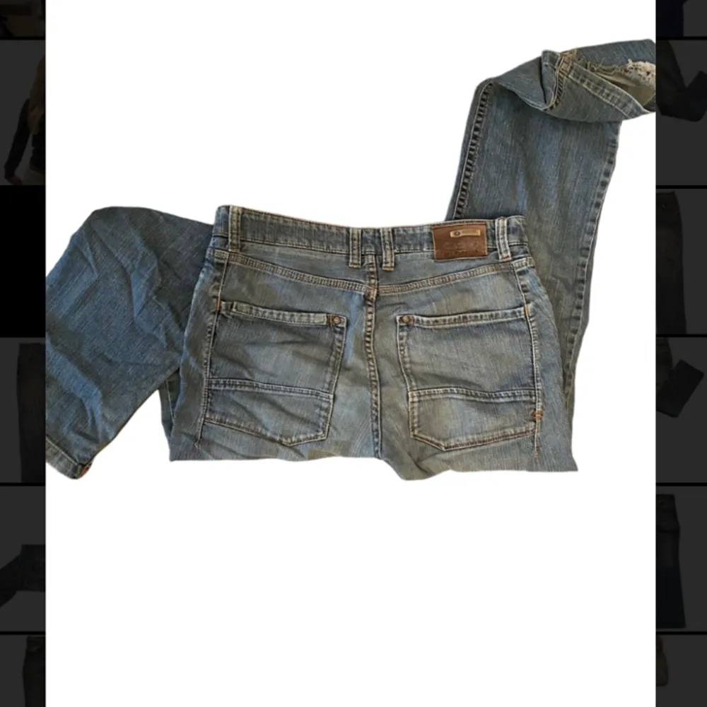 Lågmidjade raka jeans köpta second hand. Hör av dig vid fler frågor🩷. Jeans & Byxor.