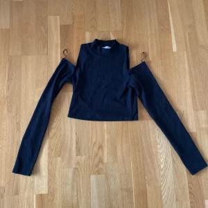 Tröja - Kortare tröja med öppna axlar från Pull & Bear. Använd några få gånger.