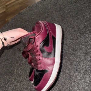 Jordan 1 low - Använda sen tidigare men har inte kommit till användning längre. Storlek 38, skriv för fler bilder.