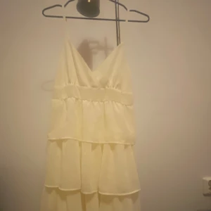 Vitklänning - Fin festklänning!!