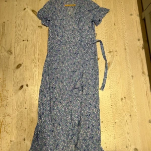 Omlottklänning - Luftig och fin sommarklänning, knappt använd