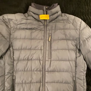 Parajumper jacka - Perfekt jacka till vintern  Qr kod funkar  Köpt för 3299kr för 2 år sedan Pris kan diskuteras 