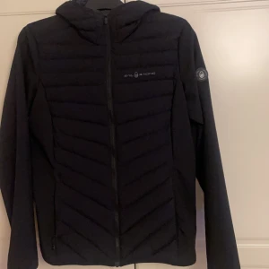 Sail racing jacka - Väldigt fin Tunn Sail racing jacka i storlek L , liten i storlek ,endast använd 1 gång och  jackan säljs därmed för 500 kr 