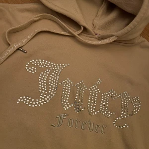 Juicy Couture Hoodie - Beige Hoodie köpt i USA storlek M Fint skick och tycker den är riktigt snygg men använder bara inte tyvärr!