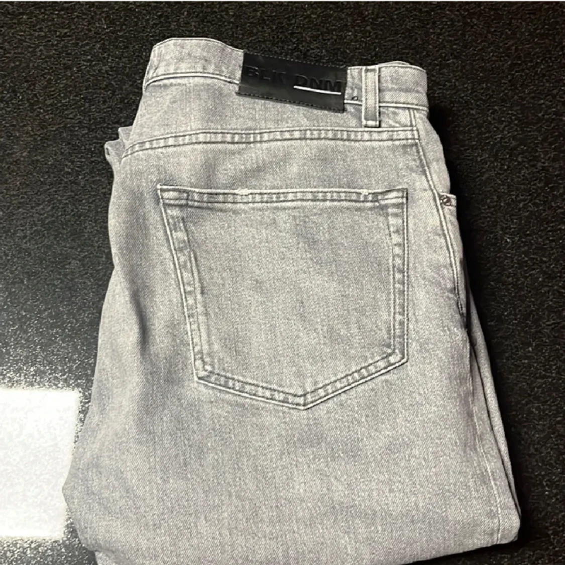 Gråa och blåa jeans