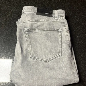 Gråa och blåa jeans - Säljer dessa gråa jean från BLK DNM (nypris 1700) och dessa blåa jeans från Levis i modellen 501 (ca 1000 nypris). Är 184 och de passar mig bra