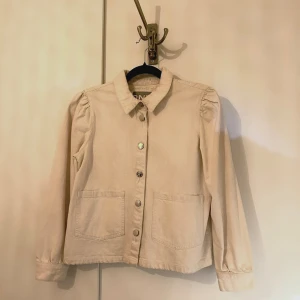 Beige Overshirt/Jeansjacka  - Beige Overshirt/jeansjacka från Only storlek XS. Skön och mycket fint skick.