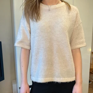 Stickad Tshirt  - Stickad tshirt ifrån selected femme köpt på zalando 🤍