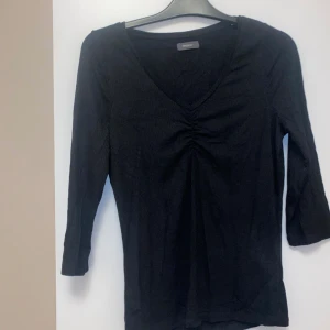En svart t-shirt - Bra material och skön, används få gånger 