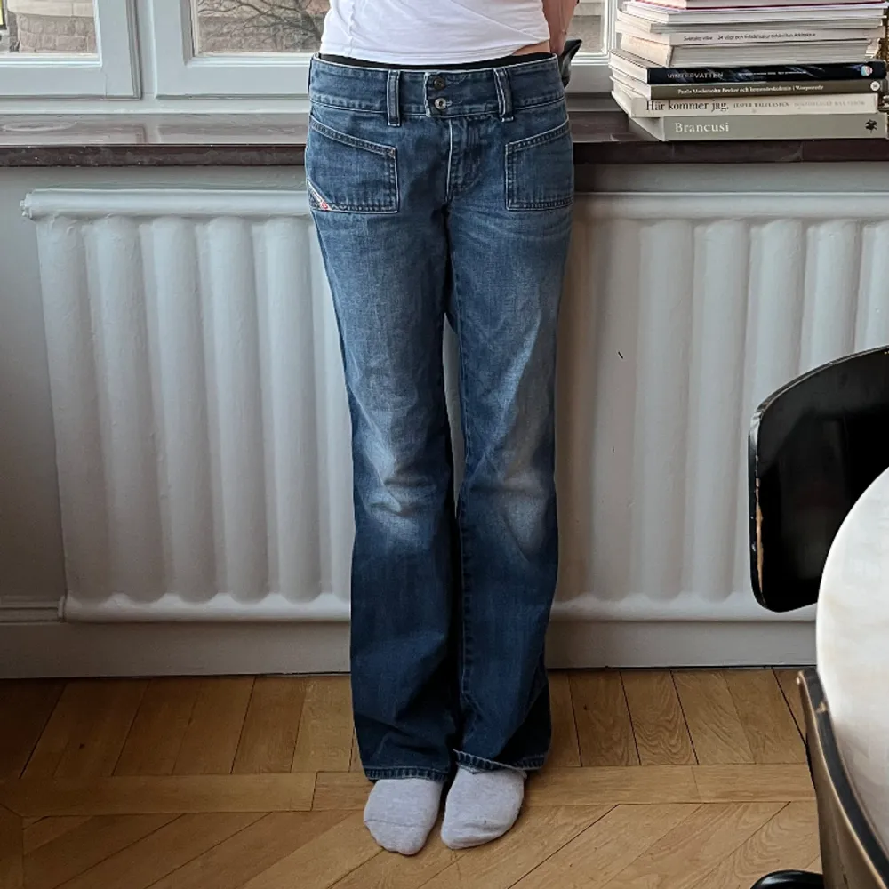 Säljer dessa populära diesel jeans. Lågmidjade och bootcut. Lite stora på mig så håller in lite på bilden. Bra skick men lite slitna vid foten. Skriv vid frågor💗. Jeans & Byxor.