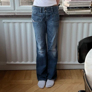 Diesel jeans - Säljer dessa populära diesel jeans. Lågmidjade och bootcut. Lite stora på mig så håller in lite på bilden. Bra skick men lite slitna vid foten. Skriv vid frågor💗