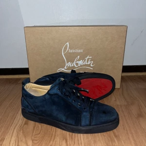Christian Louboutin skor | Storlek 41,5  - Hej!, Säljer nu dessa riktigt feta Louboutin skor! Skorna är perfekta till vår och sommaren och passar till princip allting. Jag har tagit väl hand om dem så skicket är i 8/10. Storleken är 41,5. Skriv gärna om ni har några frågor eller funderingar! 