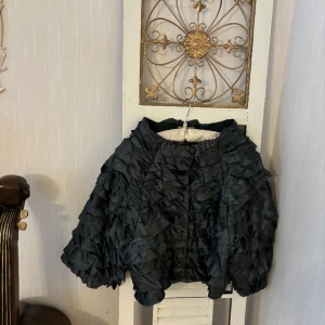 Så vacker siden taft jacka i Moss grönt till fest bröllop dop bal - Storlek S. Från det lyxiga märket Indies, köpt i paris 