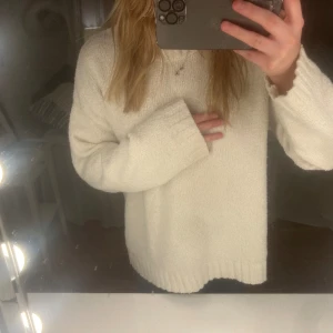 Vit stickad tröja - En jätte fin vit stickad tröja från NAKD i storlek Xs men lite oversized❤️❤️