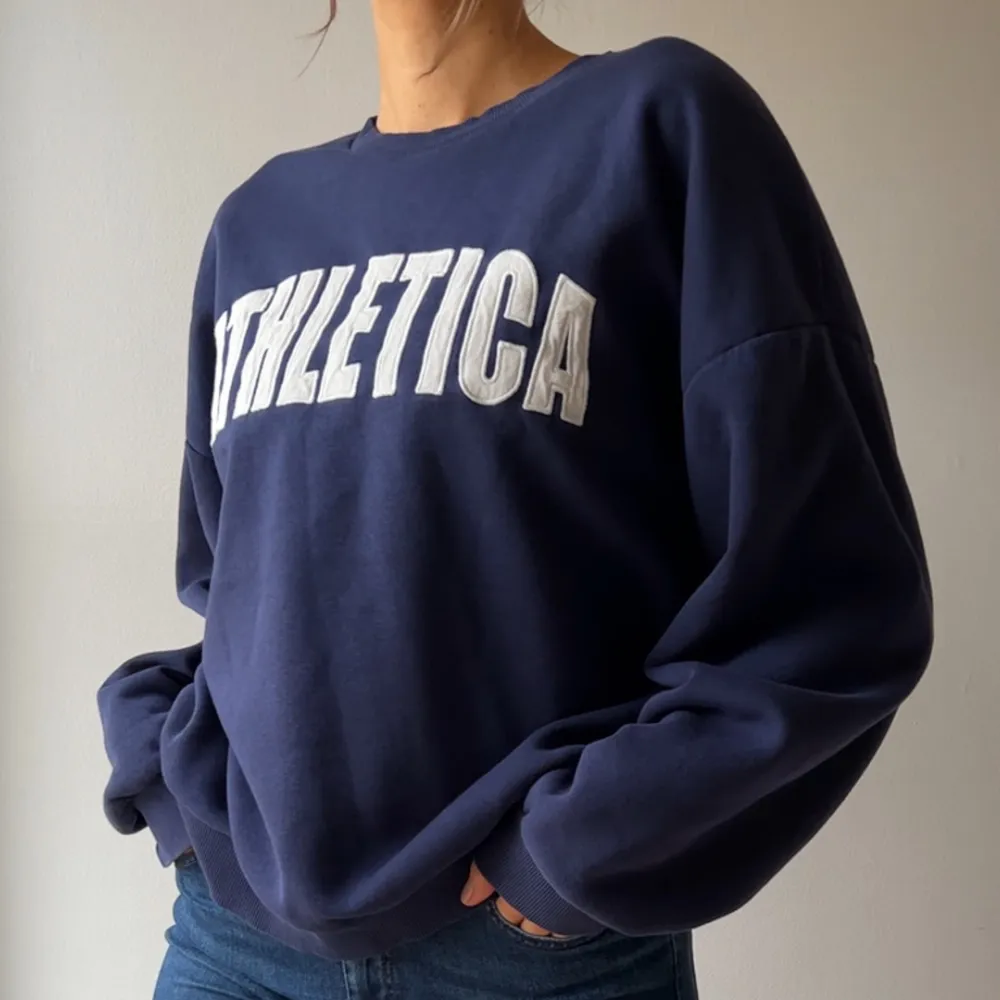 Snygg oversized sweater köpt på Gina Tricot, sparsamt använd och i fint och utan defekter 💙 Så mysig och passar till allt! . Hoodies.