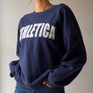 Snygg oversized sweater köpt på Gina Tricot, sparsamt använd och i fint och utan defekter 💙 Så mysig och passar till allt! 