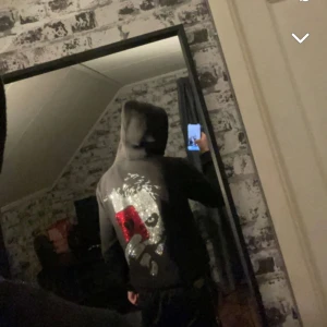 Joker zip hoodie rhinestone - Säljer denna riktiga feta rhinestone hoodien med joker på ryggen då ja rensar garderoben just nu! Tröjan är i väldigt gott skick och priset går att diskutera !