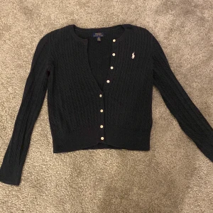 Ralph Lauren Kofta - Säljer denna snygga ralph lauren kofta. Andvänd några gången men är i väldigt bra skick. Pris kan diskuteras vid snabb affär💘