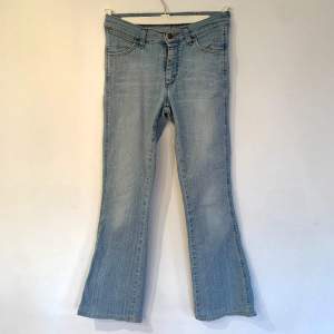 Utsvängda vintage jeans från Wrangler. Använda men inga tydliga tecken på slitage :)