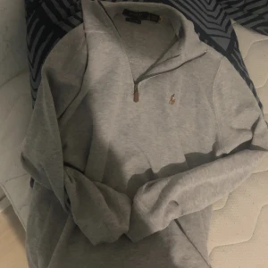 Polo Ralph lauren half zip - Säljer min polo Ralph lauren half zip. Bra skick eftersom jag köpte den nyss. Köpte den ifrån boozt för 2000kr men säljer den för 1200. Är 173 och den passar mig hur bra som helst.