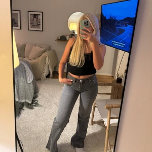 Jeans  - Dessa fina gråa jeans med knappar på fickorna i bak säljer jag! Jag har endast använt dessa vid 1 tillfälle. De är i storlek S, full lenght. Modellen är 90’s boot🫶🏼