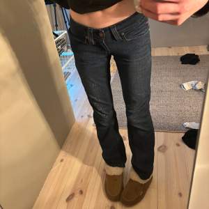 Jättefina Lågmidjade Levis jeans. Helt äkta! Passar någon som är 165-175. Omsydda till Bootcut. Hör av er för frågor eller bilder på hur jag har sytt😊( kvaliteten på bilderna blev jättekonstig. Ser helt normalt ut i verkligheten. Alltså inga ränder.)