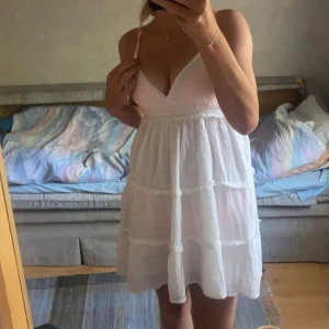 Sommarklänning  - Säljer denna fina klänning nu till sommaren då den blivit för liten. Använd fåtal gånger, alltså i väldigt bra skick!🥰 