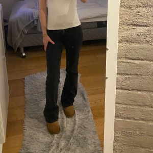 Lågmidjade monki jeans  - Lågmidjade jeans från monki i storlek 32