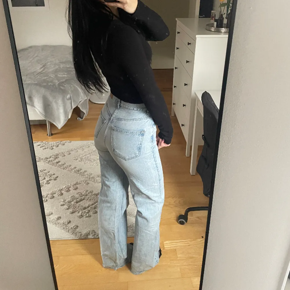 Säljer dessa fina jeans från Gina då de tyvärr inte kommer till användning längre. Endast använda fåtal gånger! Midjemått: 33cm Innerbenslängd: 82cm🌼. Jeans & Byxor.