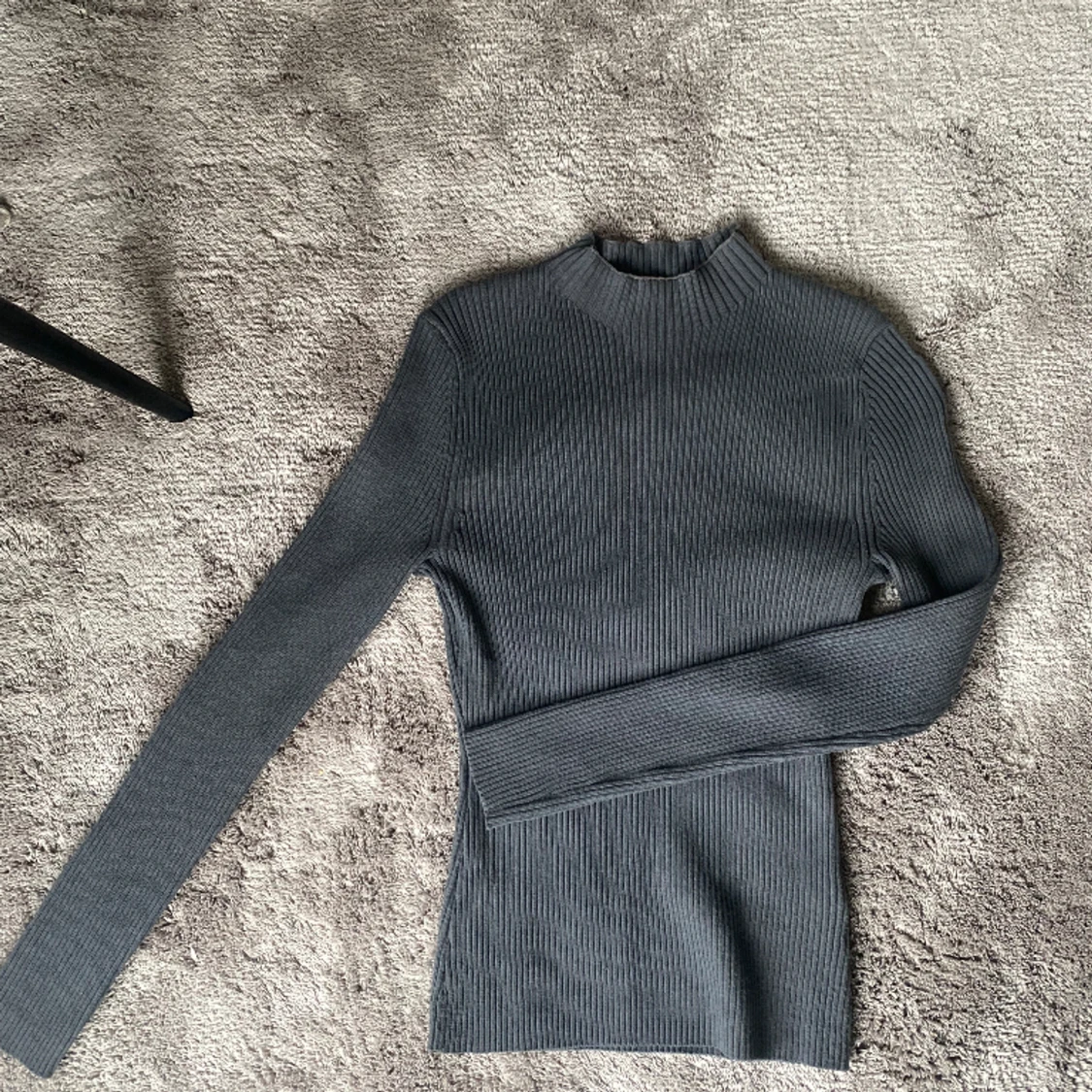 Grå ribbad tröja 