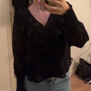 Blus  - Säljer min Såå fina blus ifrån Only  Köpte för några månader sen men har inte kommit till andvändning  Storlek xs/34 Jag har ett linne under då den är i lite genomskinlig material ❤️