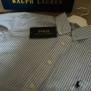 Ralph Lauren Skjorta  - Riktigt fin Ralph Lauren Skjorta i nyskick (9,5/10). Perfekt nu till vår och sommar. Köpt från NK i Stockholm förra våren för 1200. Passar även XS Skriv för fler frågor eller bilder/Carl
