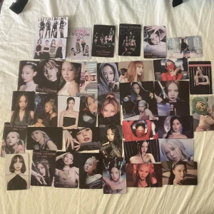Blackpink lomocards - 40 pink venom blackpink lomocards alla för 40kr eller dma om du bara vill köpa ett/några av dom💕 fraktkostnad beror på hur många du köper🫶